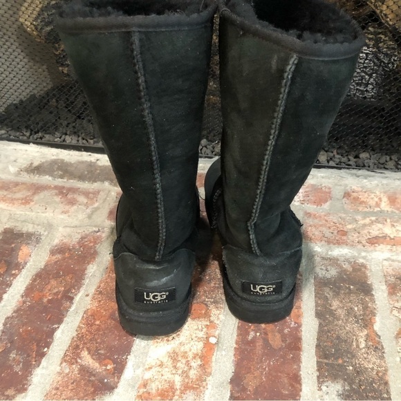 Ugg classic boot in black suede. Mid-calf. Sheep skin lining. Size 6 - Picture 2 of 7